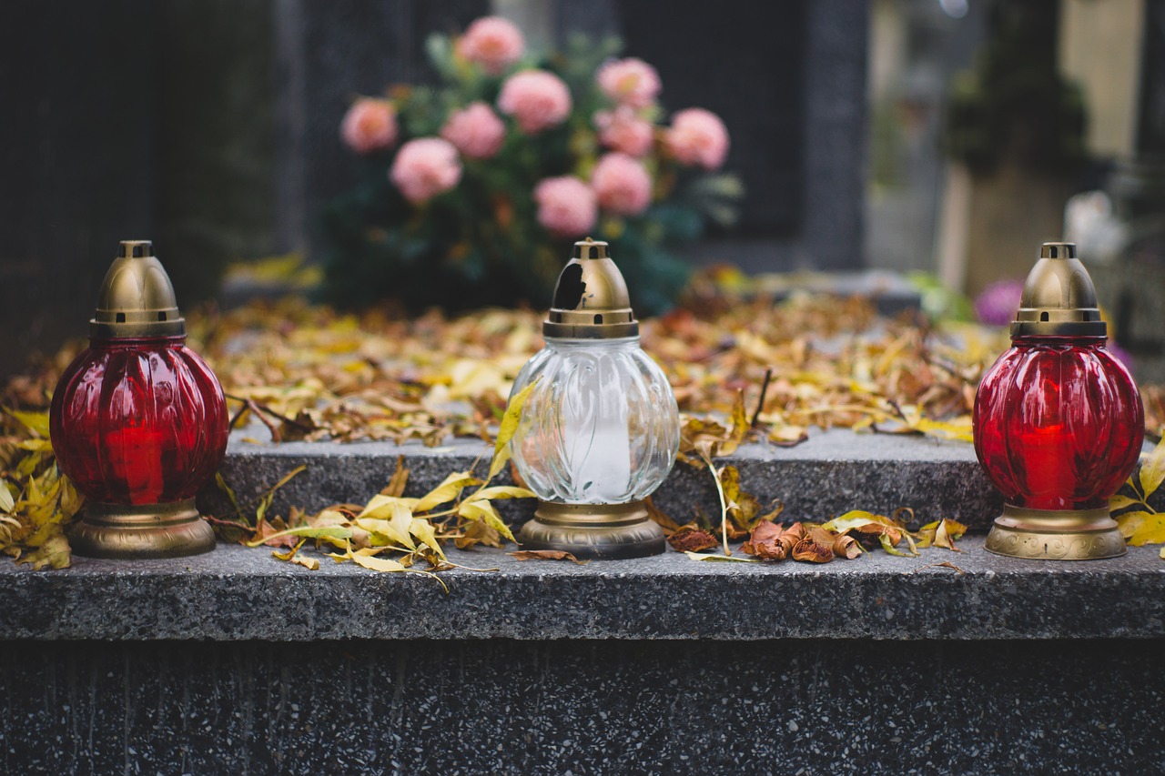 Na cmentarzu w Wielgowie pojawiła się innowacyjna Zniczodzielnia. Do czego służy i jak z niej korzystać?
