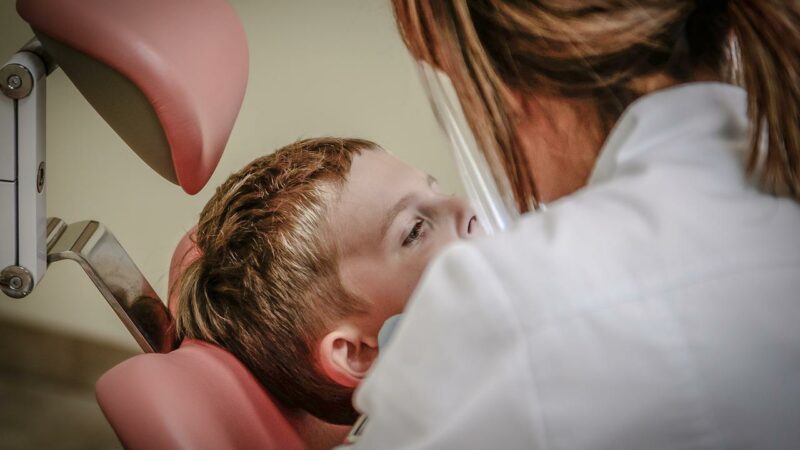 Jak wygląda pierwsza wizyta dziecka u dentysty?