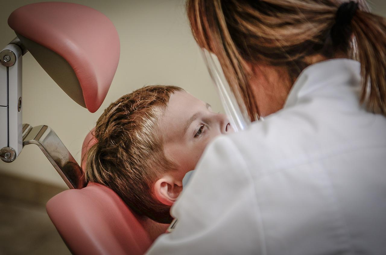 Jak wygląda pierwsza wizyta dziecka u dentysty?