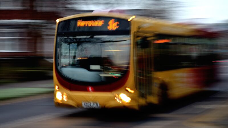 Przez kałużę wprowadzono objazd autobusów