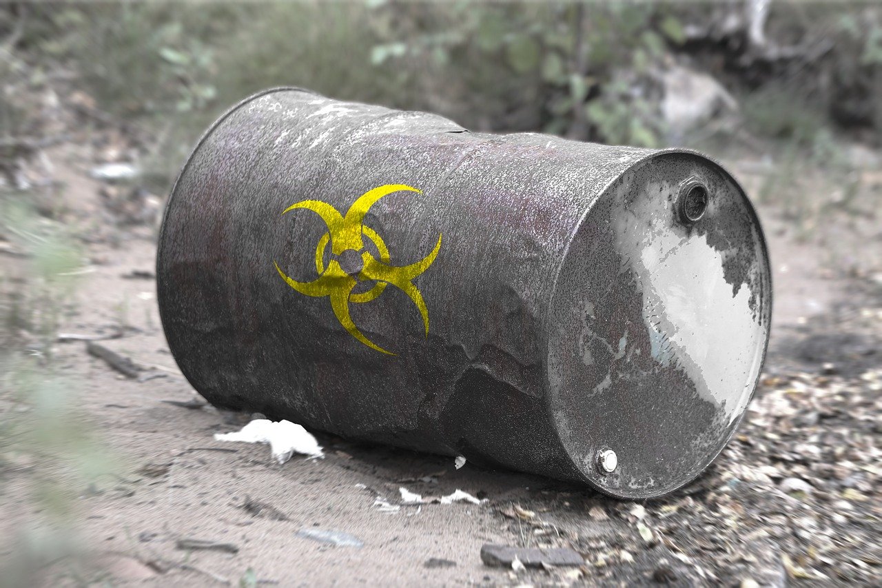 Alarmująca sytuacja w Szczecinie: nielegalne składowisko substancji toksycznych