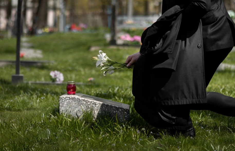 Osadzeni z Aresztu Śledczego w Szczecinie sprzątają cmentarz: Honorują pamięć bohaterów i uczą się historii