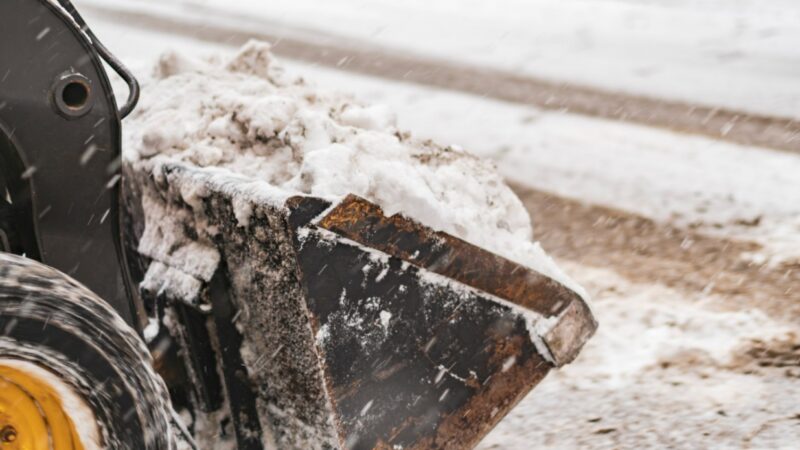 Warunki drogowe w regionie są sprzyjające, mimo zimowej aury urządzenia do odśnieżania nadążają z oczyszczaniem dróg