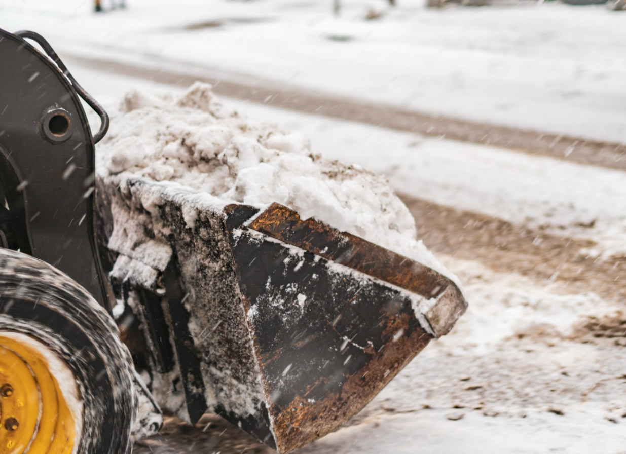 Warunki drogowe w regionie są sprzyjające, mimo zimowej aury urządzenia do odśnieżania nadążają z oczyszczaniem dróg