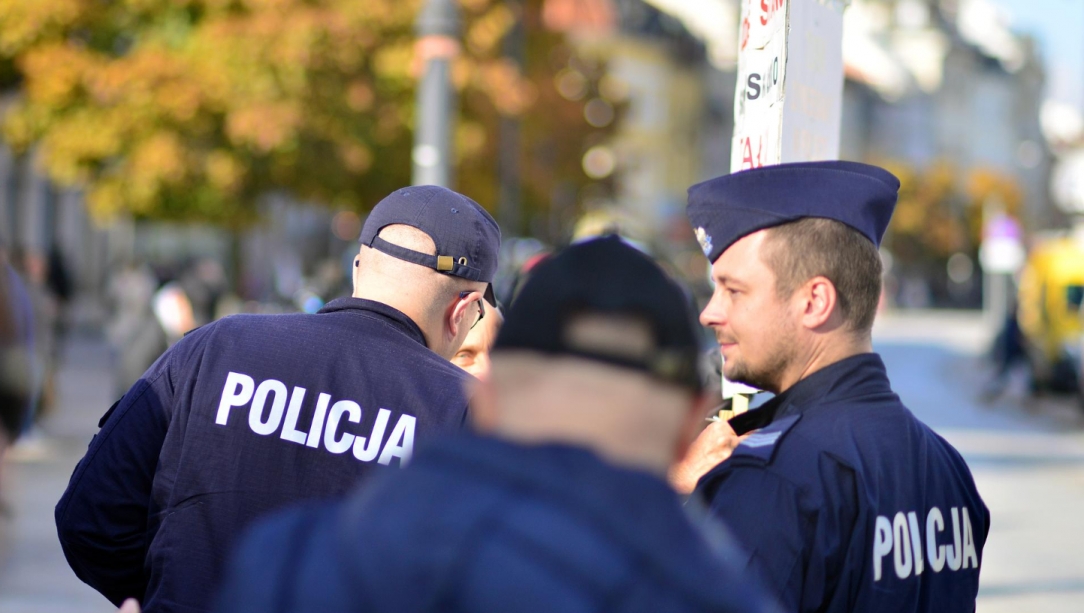 Policjanci ze szczecińskiego "Śródmieścia" promują służbę w Policji wśród licealistów