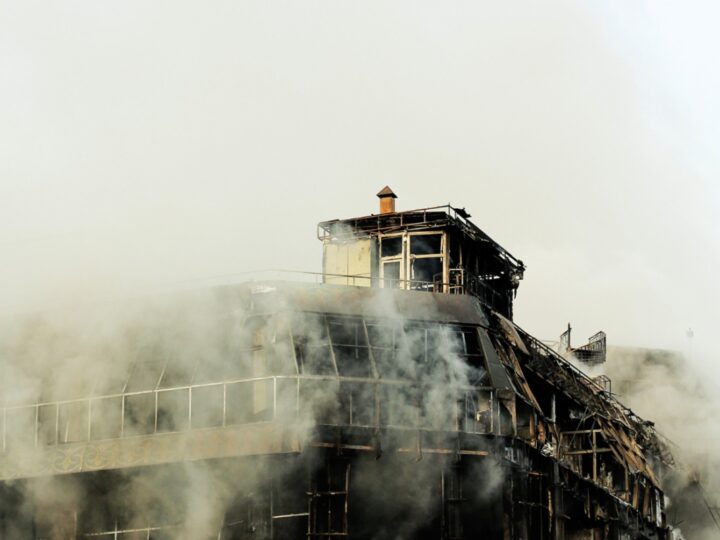 Pożar w szczecińskim bloku mieszkalnym – ewakuacja i ofiary w szpitalu