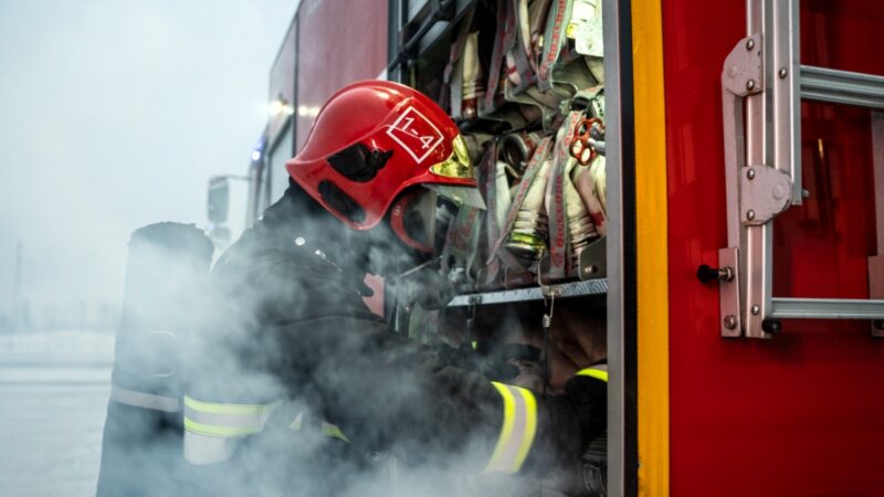 Ogień niszczy kamienicę przy al. Piastów w Szczecinie – ewakuacja 20 osób, jedna osoba nie żyje