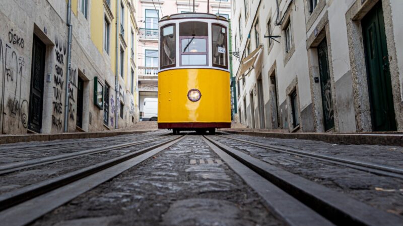 Historyczny moment: po trzech latach tramwaje wracają na ulicę Kolumba w Szczecinie