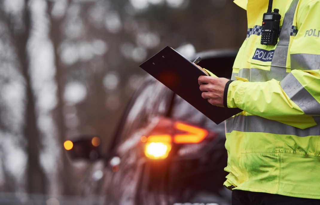 Szczecińscy policjanci zatrzymują kierowcę Maserati jadącego ponad 100 kilometrów na godzinę w obszarze zabudowanym