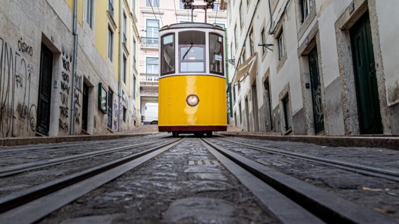 Spółka Tramwaje Szczecińskie i Modertrans z Poznania podpisują umowę na dostawę nowatorskich tramwajów niskopodłogowych