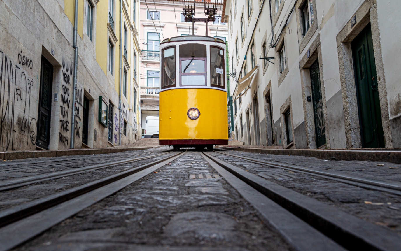 Spółka Tramwaje Szczecińskie i Modertrans z Poznania podpisują umowę na dostawę nowatorskich tramwajów niskopodłogowych