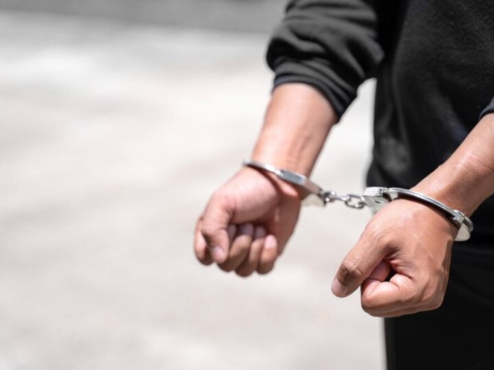 Nerwowy spacer po Niebuszewie: Policja zatrzymała mężczyznę z ponad 60 gramami narkotyków