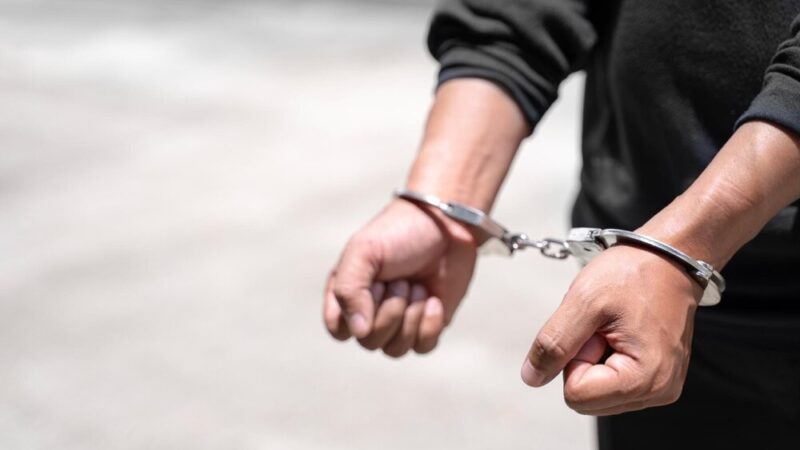 Nerwowy spacer po Niebuszewie: Policja zatrzymała mężczyznę z ponad 60 gramami narkotyków