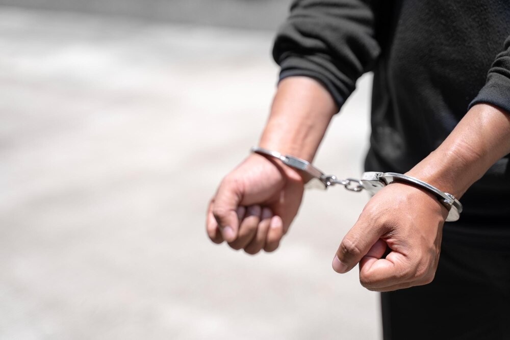 Nerwowy spacer po Niebuszewie: Policja zatrzymała mężczyznę z ponad 60 gramami narkotyków