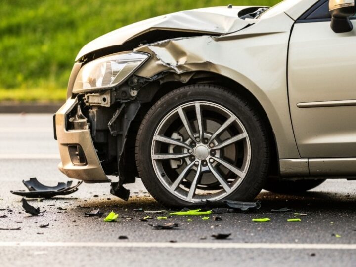 Poważny wypadek na Hożej w Szczecinie: Kierowca w szpitalu po zderzeniu dwóch aut w ulewie