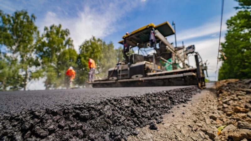 Problemy z budową drogi w Ustowie: Opóźnienia z powodu nieprzewidzianej kolizji z siecią gazową