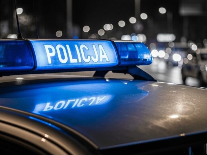 Szokujące nagranie: Kierowca BMW wjeżdża na chodnik, by wyprzedzić samochody!