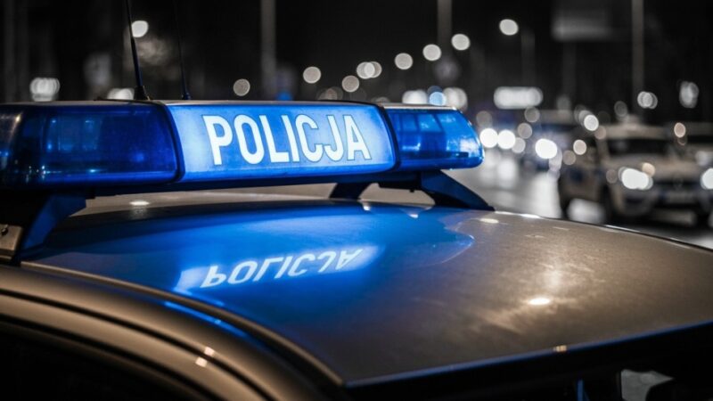 Szokujące nagranie: Kierowca BMW wjeżdża na chodnik, by wyprzedzić samochody!