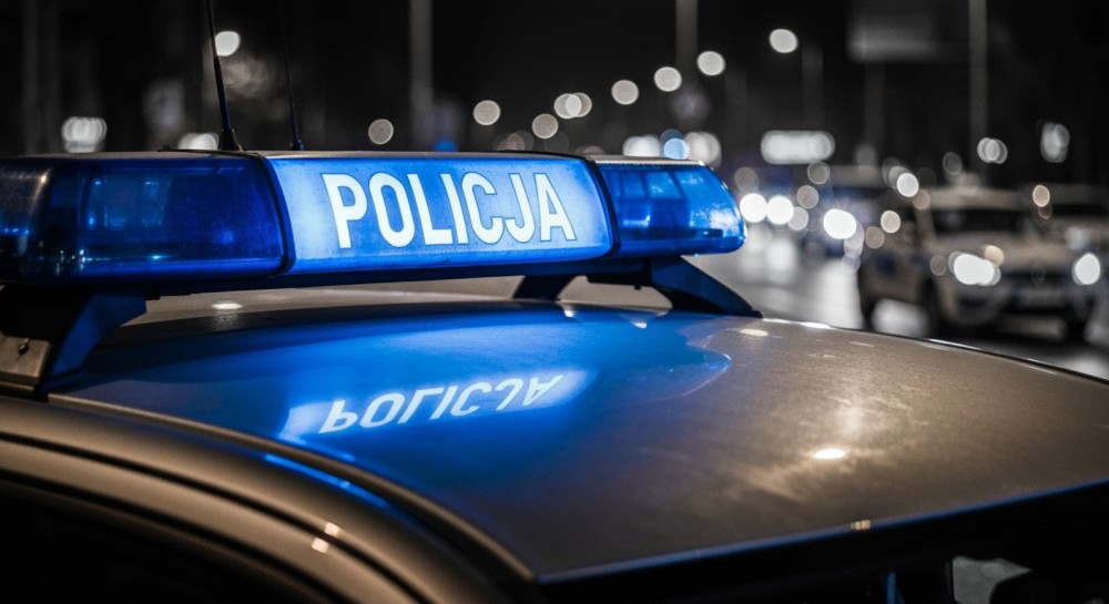 Szokujące nagranie: Kierowca BMW wjeżdża na chodnik, by wyprzedzić samochody!