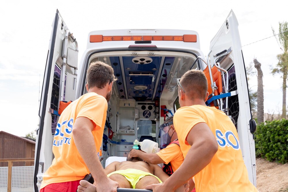 Tragedia na plaży w Pustkowie: mężczyzna utonął mimo akcji ratunkowej
