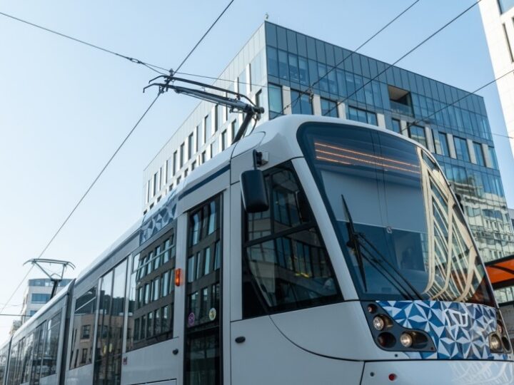 Tramwaje znów na Pomorzanach: Nowa trasa ułatwia dojazd do szpitala!