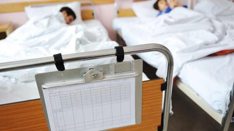 Hipotermia: Jak przetrwać chłodne dni i uratować życie?