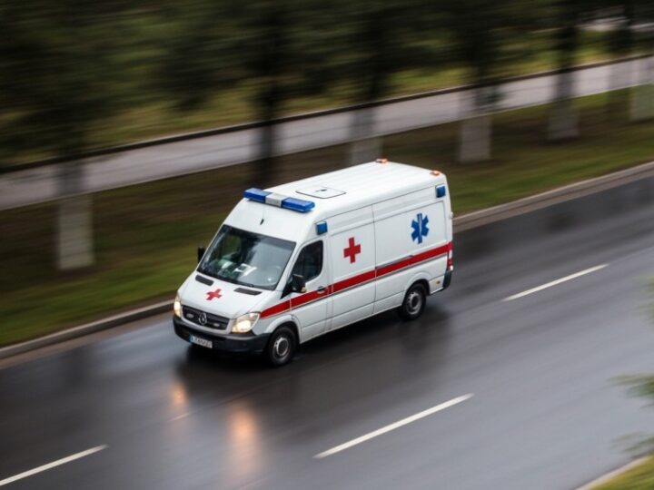 Błyskawiczna pomoc policjantów ratuje życie starszego mężczyzny na przystanku