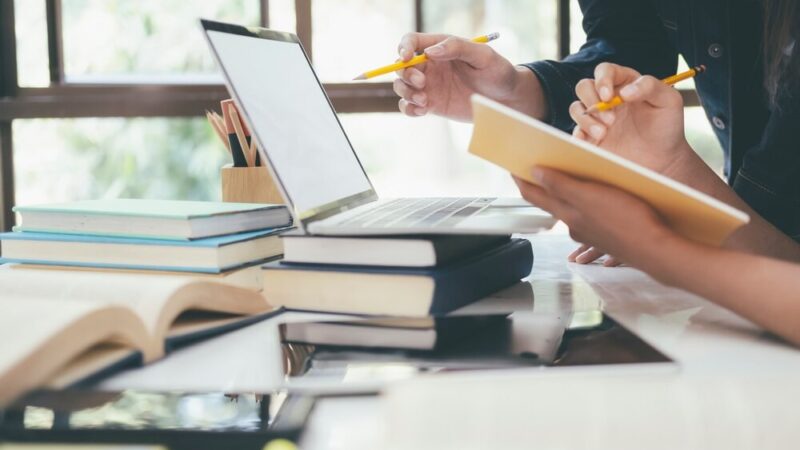 Hejt w sieci: Jak chronić młodzież przed toksycznością?