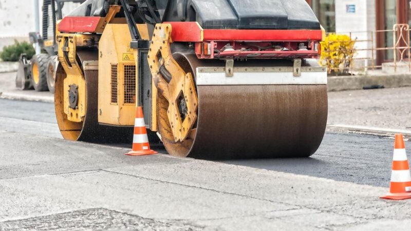 Nowe ronda i bezpieczniejsze drogi w Policach: modernizacja ul. Piłsudskiego w toku