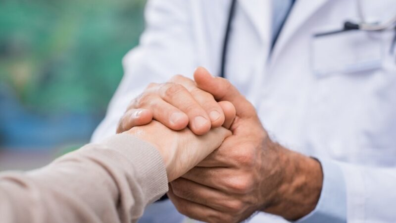 Seniorzy w Policach zdobywają umiejętności ratujące życie na kursie pierwszej pomocy