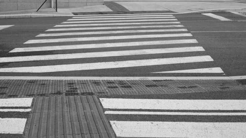 Strażacy ratują pieska uwięzionego w rurze deszczowej w Szczecinie