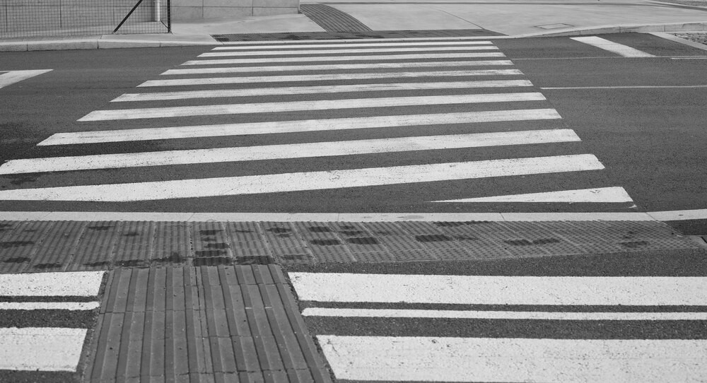 Strażacy ratują pieska uwięzionego w rurze deszczowej w Szczecinie