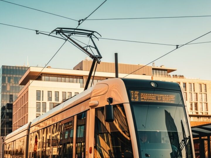 Tramwaj linii 11 wykoleił się w centrum – jedna osoba ranna!