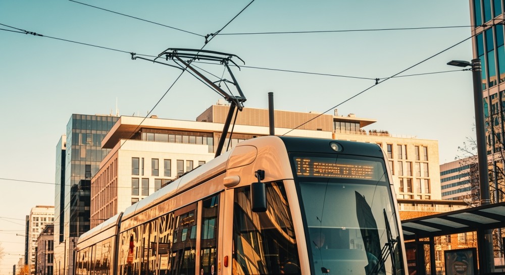 Tramwaj linii 11 wykoleił się w centrum – jedna osoba ranna!