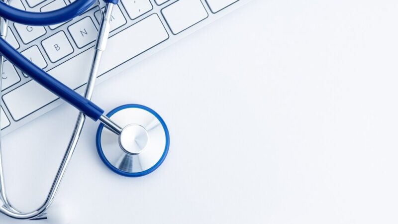 Bezpieczeństwo na pierwszym miejscu – przedszkolaki z policjantką