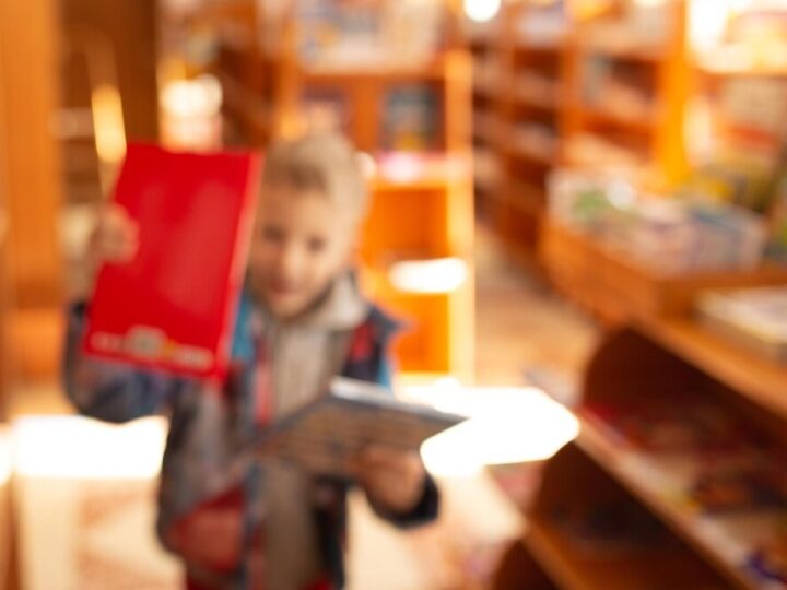 Edukacyjne warsztaty: Policjantka uczy dzieci bezpiecznego poruszania się po drodze