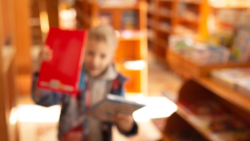 Edukacyjne warsztaty: Policjantka uczy dzieci bezpiecznego poruszania się po drodze