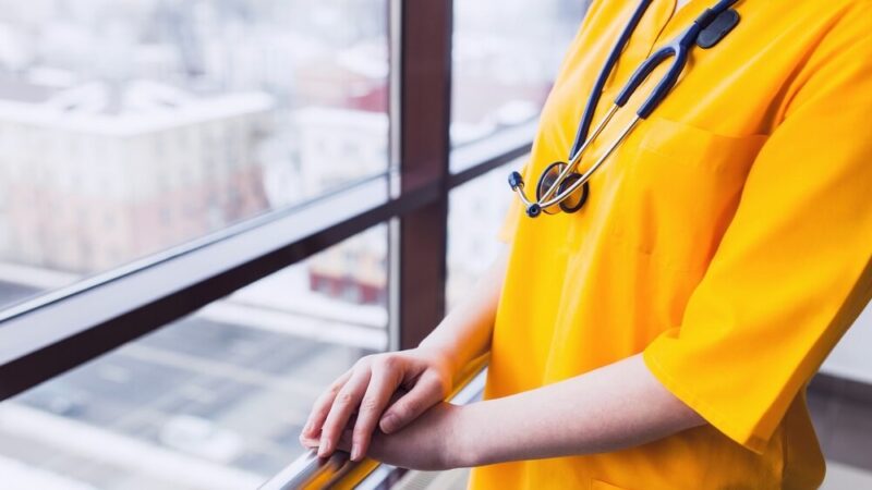 Bezpieczne dzieci: Policjantka uczy najmłodszych odpowiedzialności i szacunku