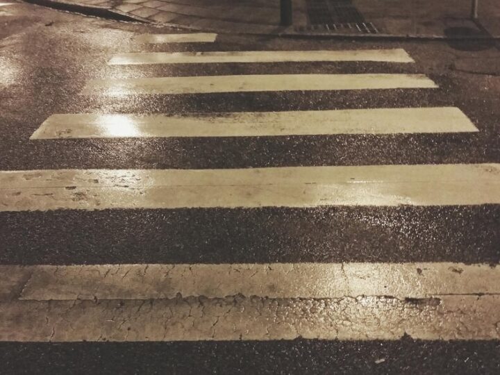 Bezpieczne przejście przez jezdnię – policjantki w Szkole Podstawowej nr 44