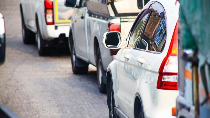 Uwaga kierowcy! Utrudnienia w ruchu w gminie Banie w godzinach popołudniowych