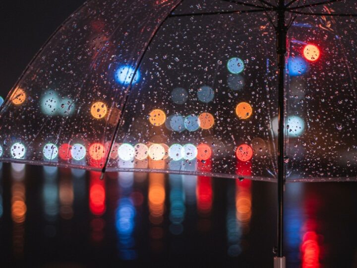 Zagrożenie w Policach: Unikaj niebezpiecznych miejsc pod ciężarem śniegu i lodu