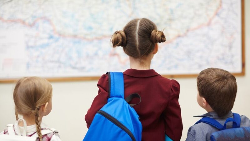 Edukacja przeciw przemocy: Policja w szkołach uczy młodzież odpowiedzialności