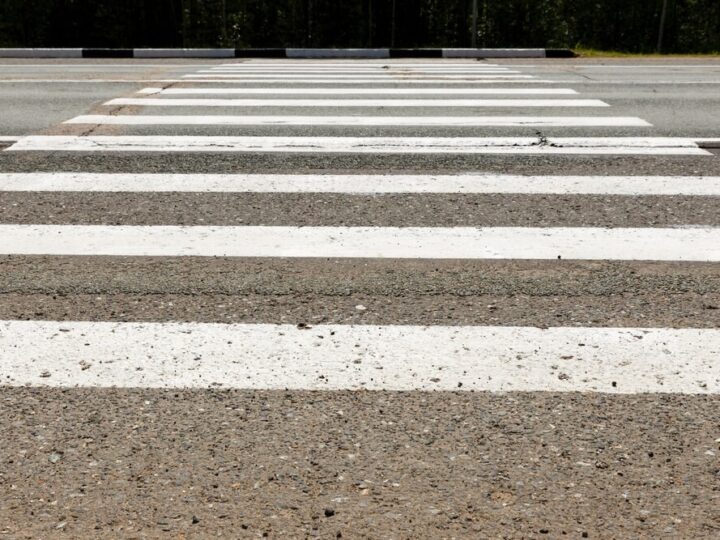 Bezpieczeństwo na drogach: Policja w Szczecinie monitoruje relacje pieszych i kierowców w ramach akcji „NURD”