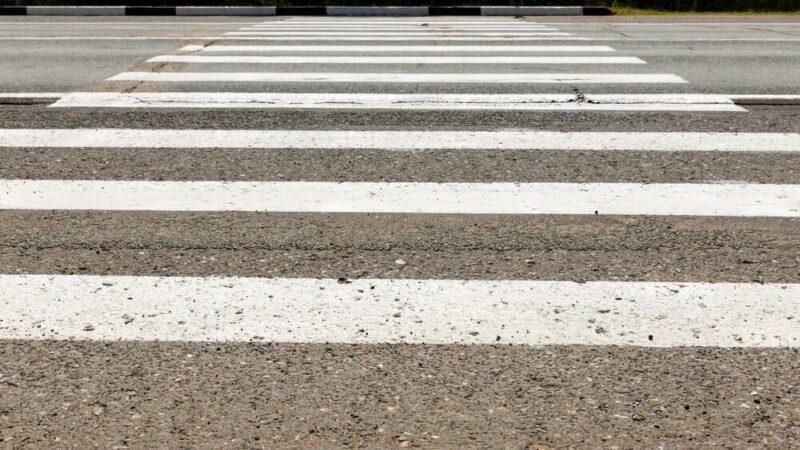 Bezpieczeństwo na drogach: Policja w Szczecinie monitoruje relacje pieszych i kierowców w ramach akcji „NURD”