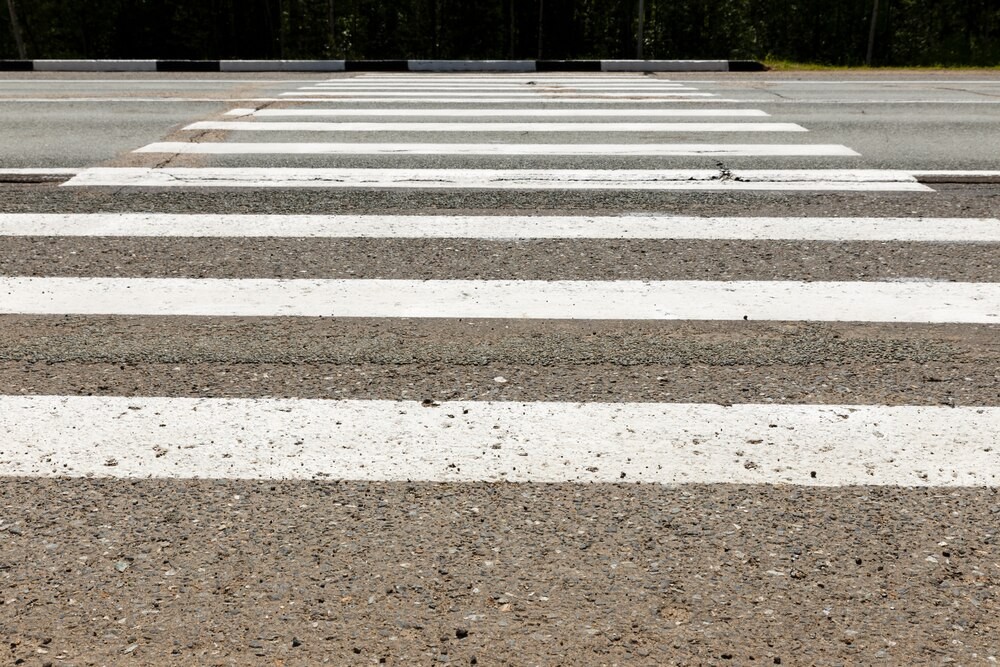 Bezpieczeństwo na drogach: Policja w Szczecinie monitoruje relacje pieszych i kierowców w ramach akcji „NURD”