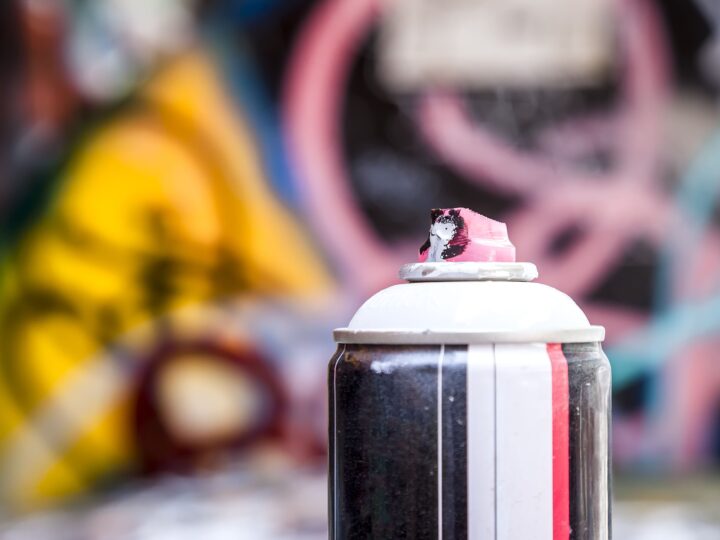 Dlaczego usuwanie graffiti to szybka reakcja i realna ochrona elewacji?