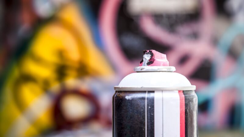 Dlaczego usuwanie graffiti to szybka reakcja i realna ochrona elewacji?