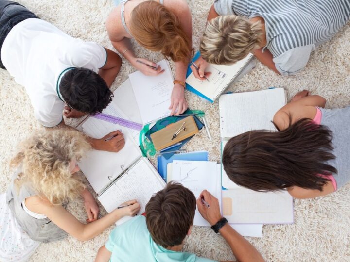 Młodzież przeciwko przemocy: Policjanci w akcji edukacyjnej