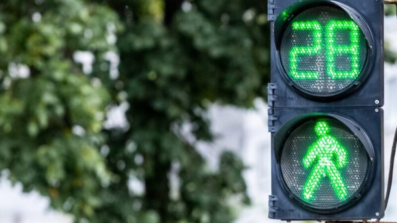 Błyskawiczna interwencja policjanta ratuje motocyklistę przed tragedią