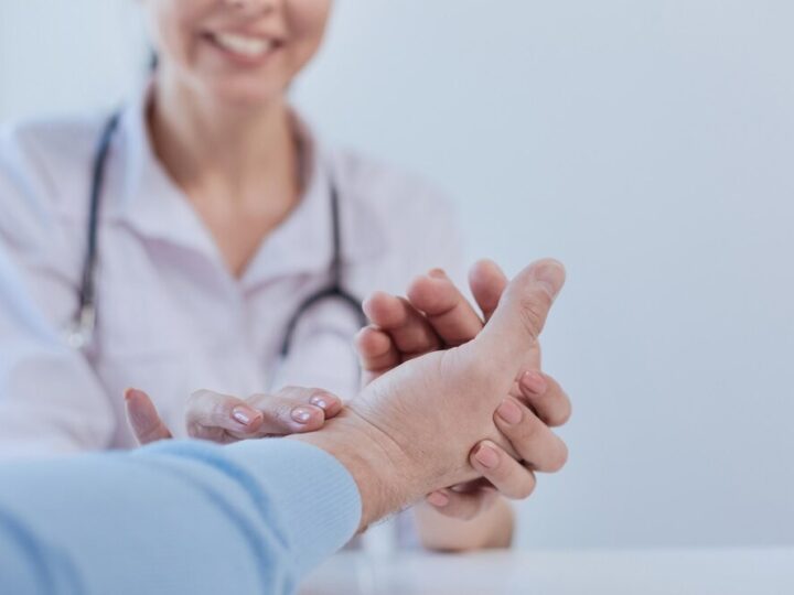 Policjantka uczy przedszkolaków zasad bezpieczeństwa na drodze